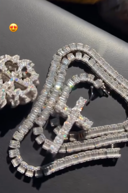 The Ultimate Guide to Iced-Out Hip-Hop Jewelry & Your Statement Piece