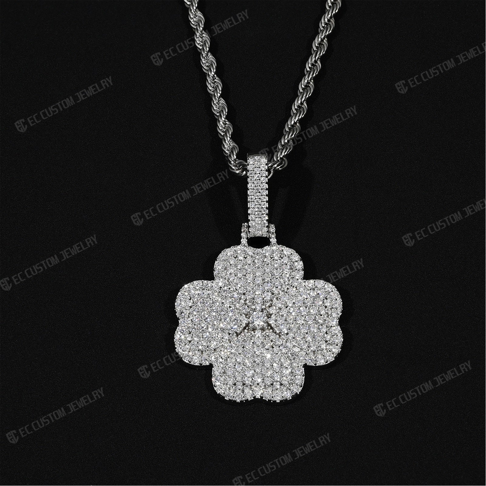 Iced Out Clover Pendant VVS Moissanite Four-Leaf Pendant