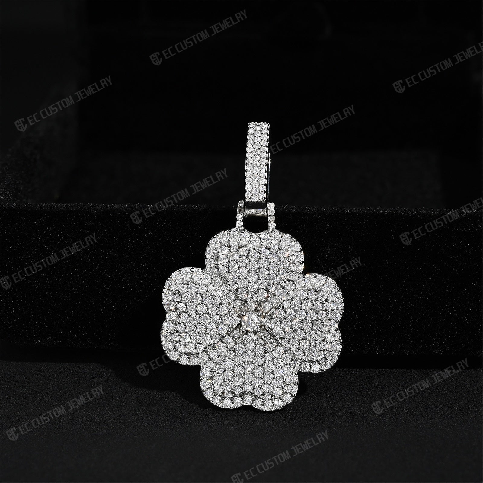 Iced Out Clover Pendant VVS Moissanite Four-Leaf Pendant